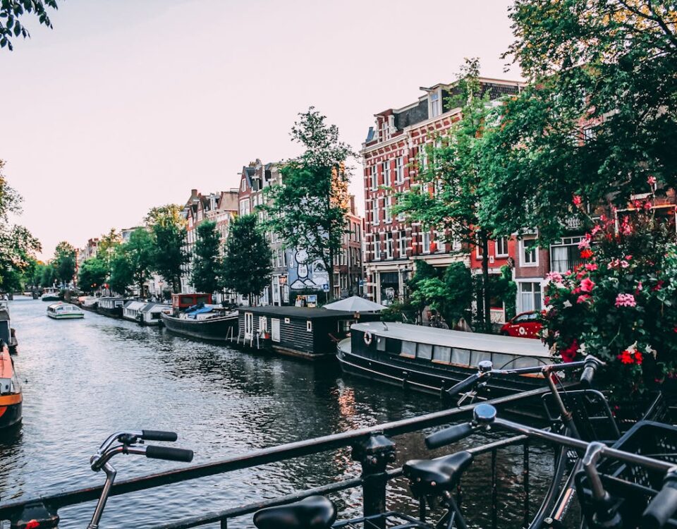 Amsterdam grachten Koningsdag feest